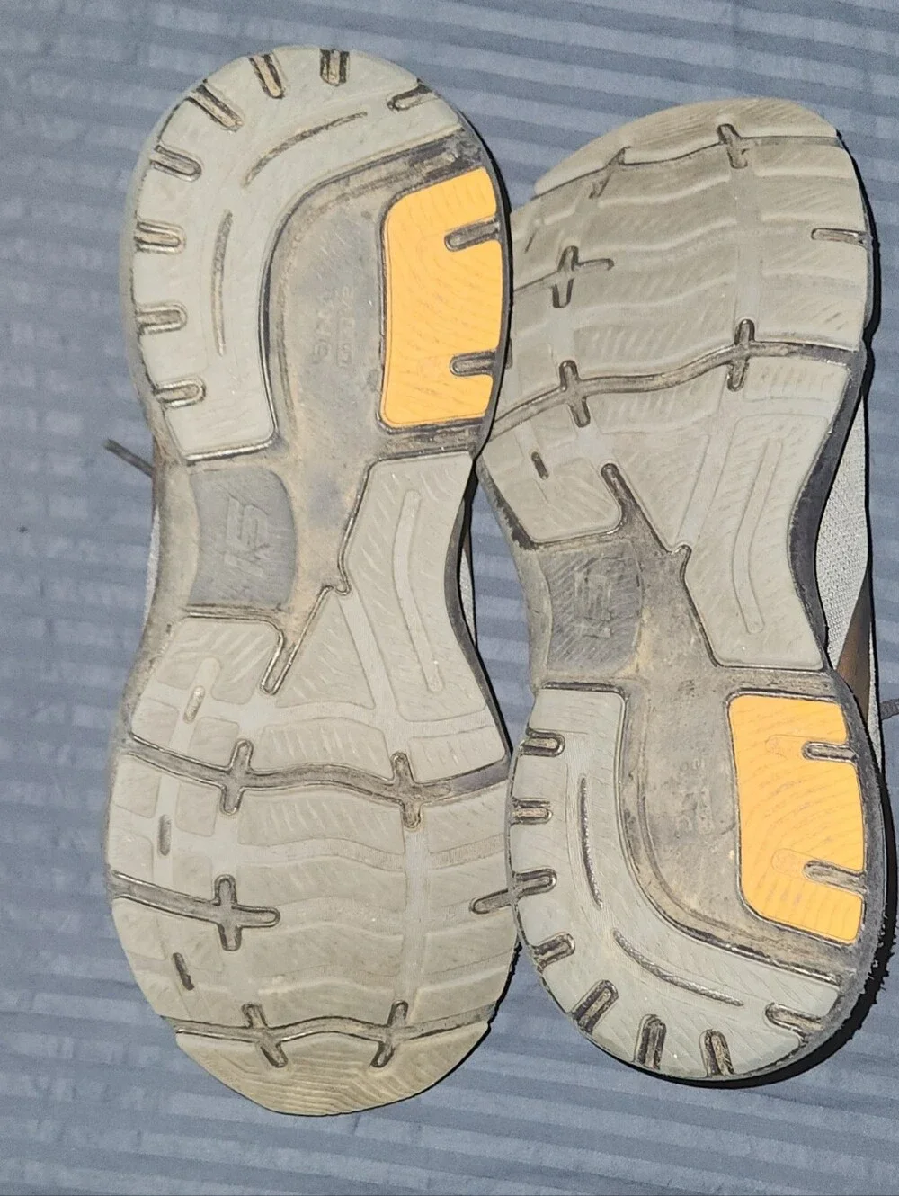 Brooks Ghost 15 Men's Gray and Black Running Shoes with Yellow Accent Size 8.5